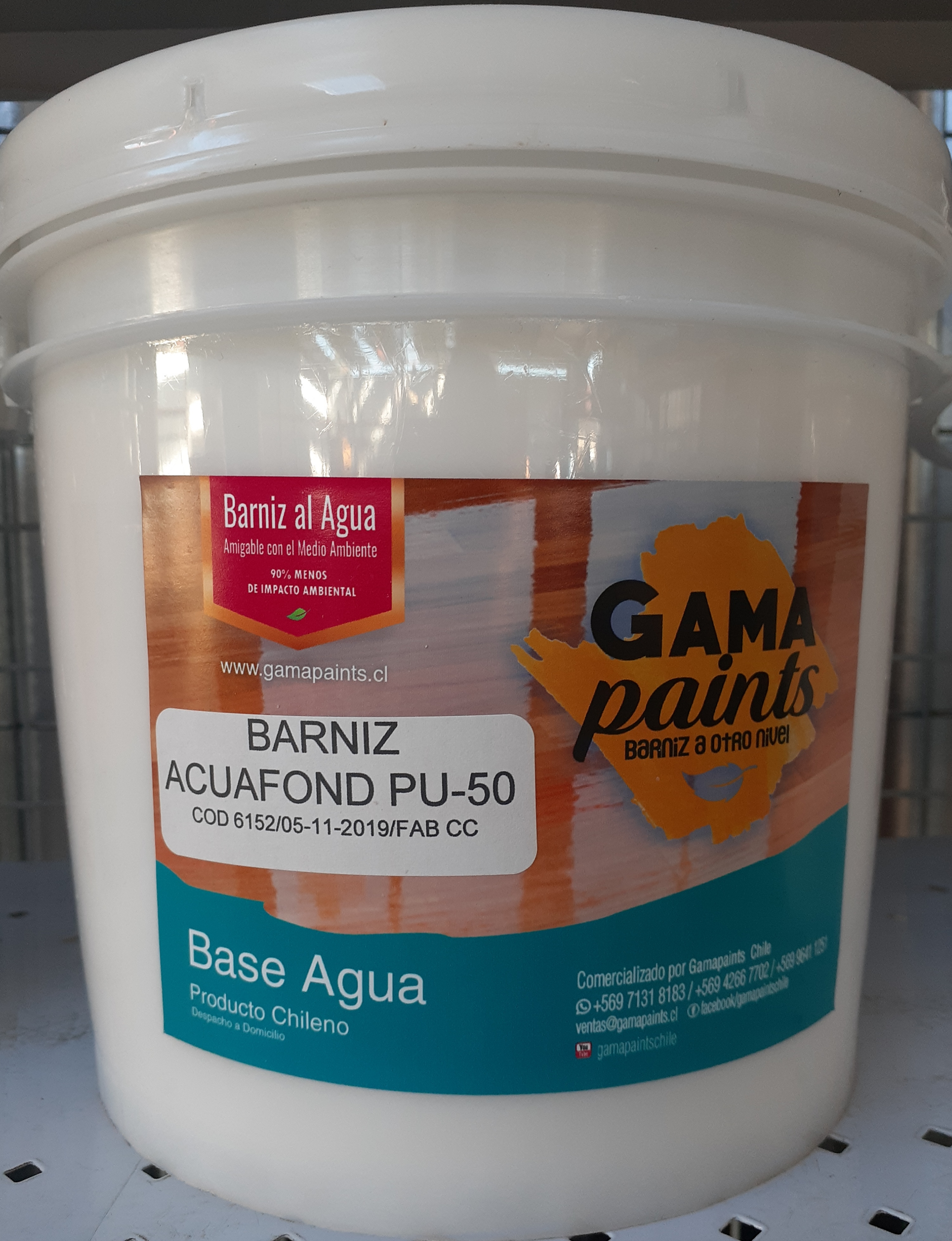 DESCRIPCION
Barniz sellador- acabado base agua de naturaleza acryl-poliuretano para madera interior de la máxima calidad, especialmente desarrollado para mobiliario y carpintería interior.

PROPIEDADES
Producto especialmente desarrollado para la aplicación de cualquier superficie de madera solida o enchapada. Mobiliario armado, revestimientos, carpintería interior, parquet de trafico medio, juguetes etc, no deja manchas ni ráfagas, de excelente transparencia, buena tixotropía que permite aplicación en vertical, mínimo levantamiento de fibra después de seca la aplicación, excelentes propiedades anti-blocking, disponible en brillo 50, brillante, utilizable como fondo y acabado, buen compromiso dureza-flexibilidad.

CARACTERISTICAS TECNICAS
Colores			Incoloro
Viscosidad /Ford 4		Tixotrópico, 80-100” F4 20 C°
Densidad KG/LT		1.1+/-0.030 20°C
Secado al tacto		20-30 minutos 20°C, HRA MAX. 60-70 %
Repintado			40-50 minutos 20°C, HRA MAX. 60-70 %, lijado 50-60 minutos
Embalado			8-10 horas, transito 12 horas a 20°C HRA MAX. 60-70 %
Rendimiento 			5-6 mt x litro x mano dependiendo sistema de aplicación
Diluyente			No usa, solo agua 10% máximo
Almacenamiento		4-5 meses en envases originales, sin abrir 10-20 C°
CARACTERITICAS GENERALES DE APLICACIÓN
Con pistola aerografica o equipo airmix, brocha, rodillo espuma pu, huaipe, 80-100 grs/mt² por mano,  2-3 manos con lijado intermedio fino 220-360, no aplicar en grandes espesores, producto alto en sólidos.
ENVASADO
1 LITRO, GALON, 5 LITROS, 19 LITROS, 190 LTS.
OBSERVACIONES
- Producto base agua, no inflamable, no corrosivo, libre de amoniaco.
- Utilizar guantes, y protección ocular en lo posible.
- Lavar utensilios y herramientas inmediatamente después de su uso solo con agua, manos con agua y jabón.
- Los materiales usados en su fabricación son considerados no peligrosos, según conceptos de regulaciones de sustancias peligrosas actualmente vigentes.
- Esta ficha técnica se confecciono en base a nuestras propias experiencias y conocimientos actuales, no sustituye propios ensayos.